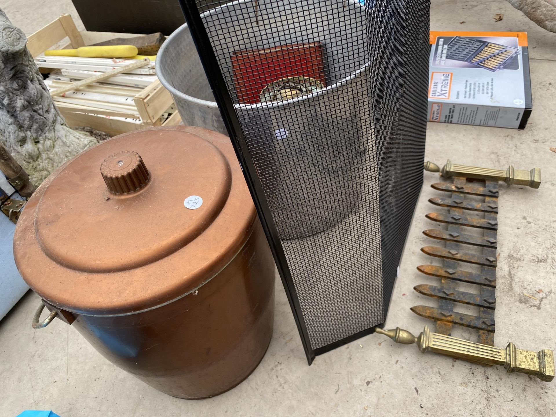 AN ASSORTMENT OF ITEMS TO INCLUDE A FIRE GUARD, A BRASS FIRE FRONT AND A BRASS OIL LAMP ETC - Image 2 of 3