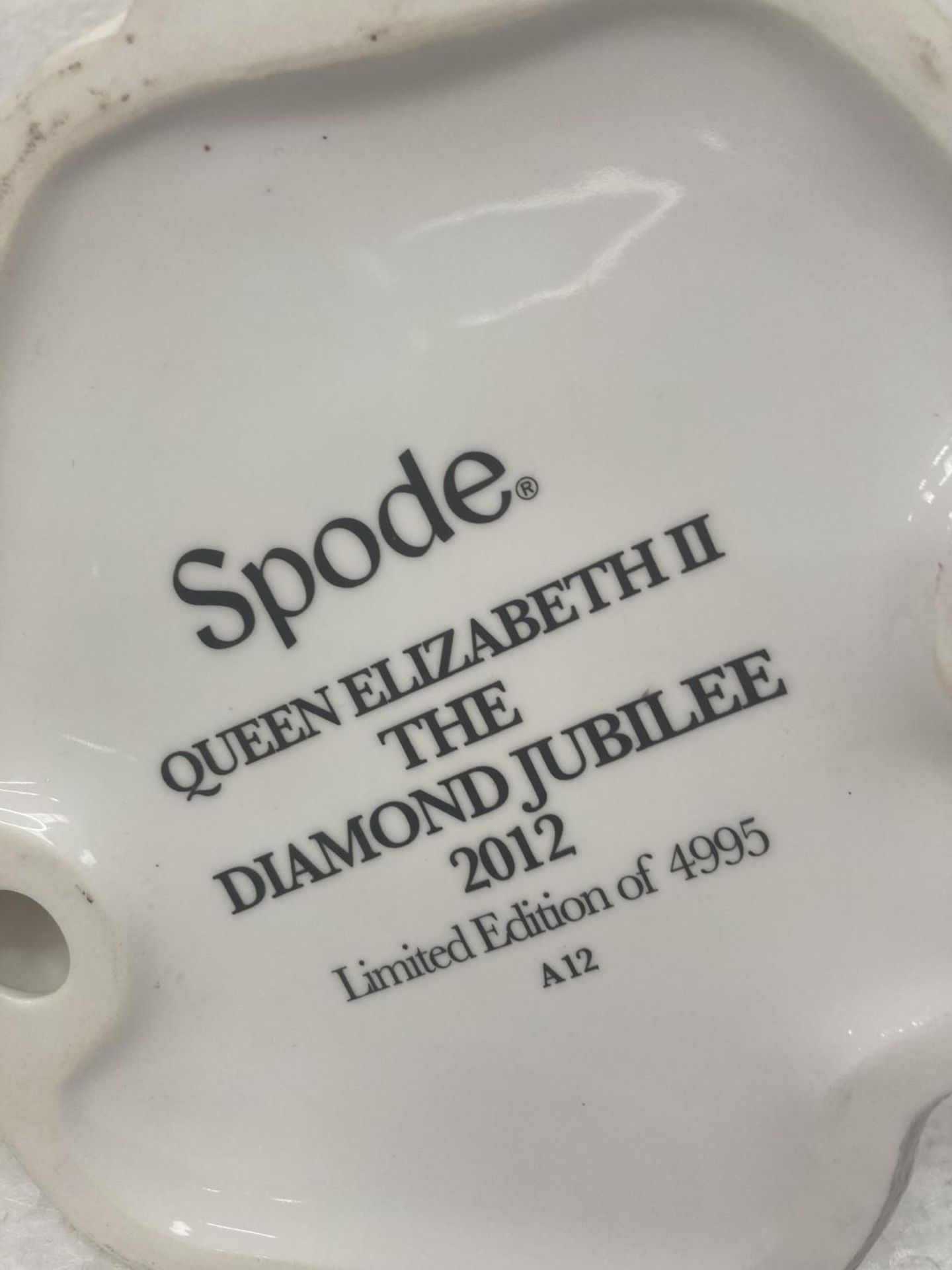 A SPODE FIGURINE OF QUEEN ELIZABETH II - THE DIAMOND JUBILEE 2012 LIMITED EDITION OF 4995 - 24 CM - Image 7 of 7