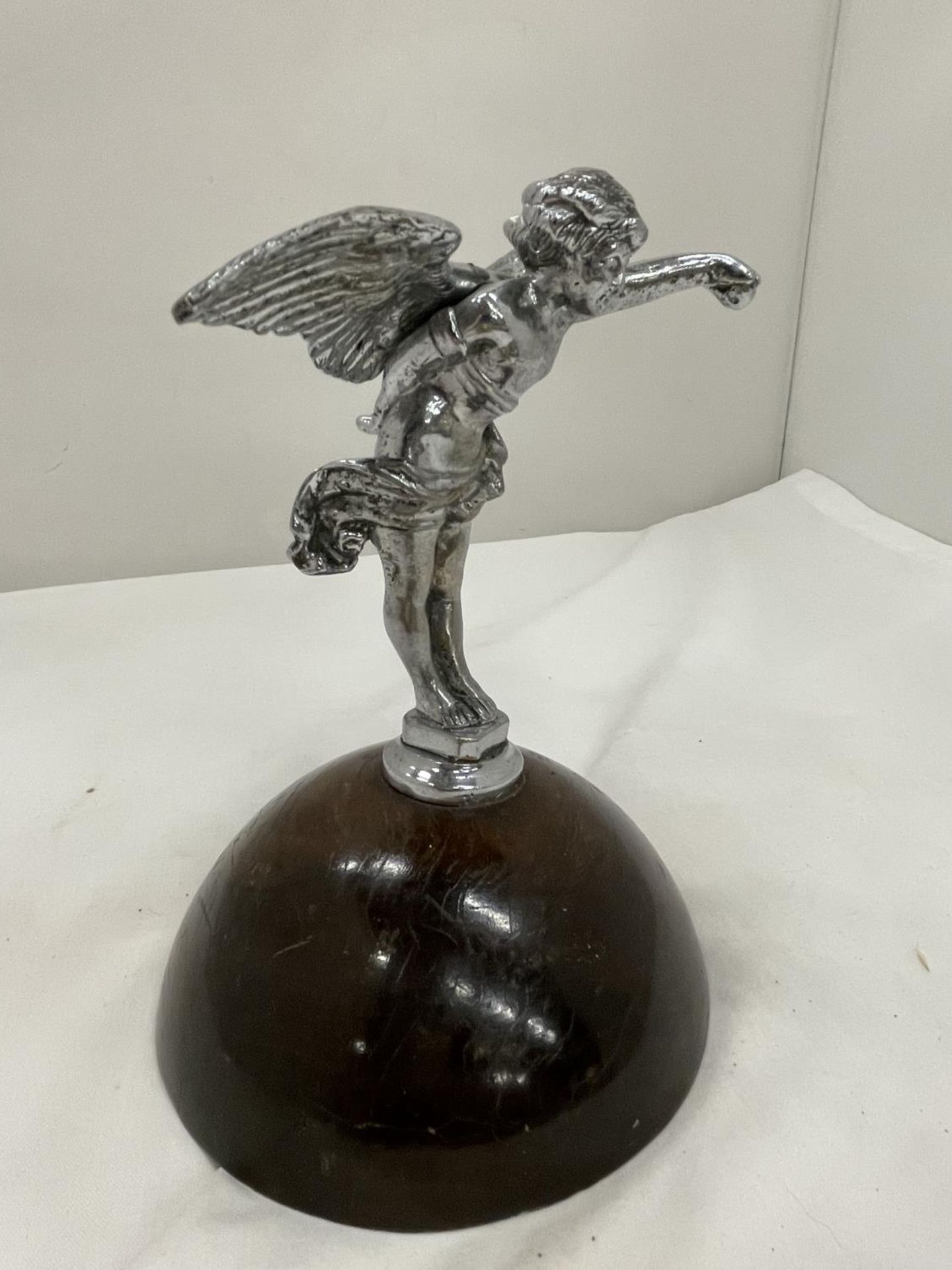 A CHROME CAR MASCOT ON A WOODEN BASE HEIGHT 19CM - Image 4 of 4