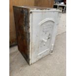 A WHITE PAINTED SAFE WITH S.F.TURNER DUDLEY PLAQUE (NO KEY)