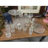 A QUANTITY OF CLEAR GLASSES TO INCLUDE SHERRY, WINE, TUMBLERS, JARS, A CAKE STAND, ETC