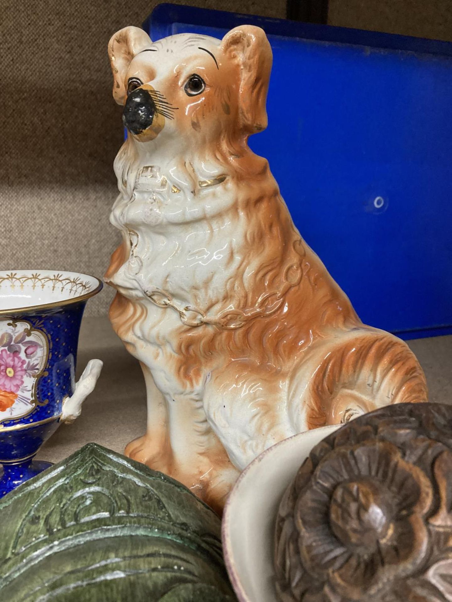 A QUANTITY OF CERAMIC ITEMS TO INCLUDE A LARGE STAFFORDSHIRE STYLE DOG, BLUE AND FLORAL URN VASE, - Image 5 of 8