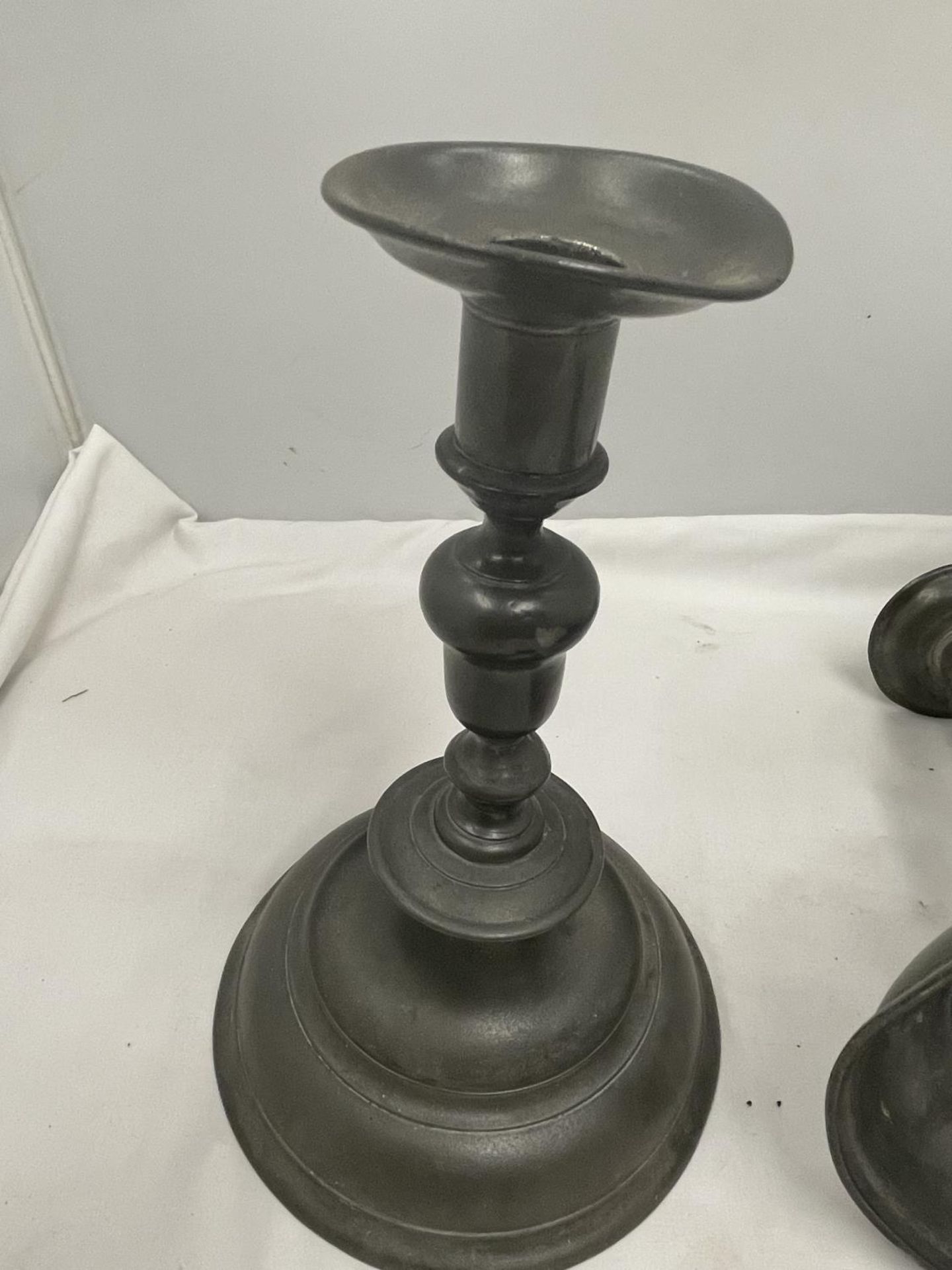 A PAIR OF VINTAGE PEWTER CANDLESTICKS WITH MAKERS MARK - Bild 4 aus 7