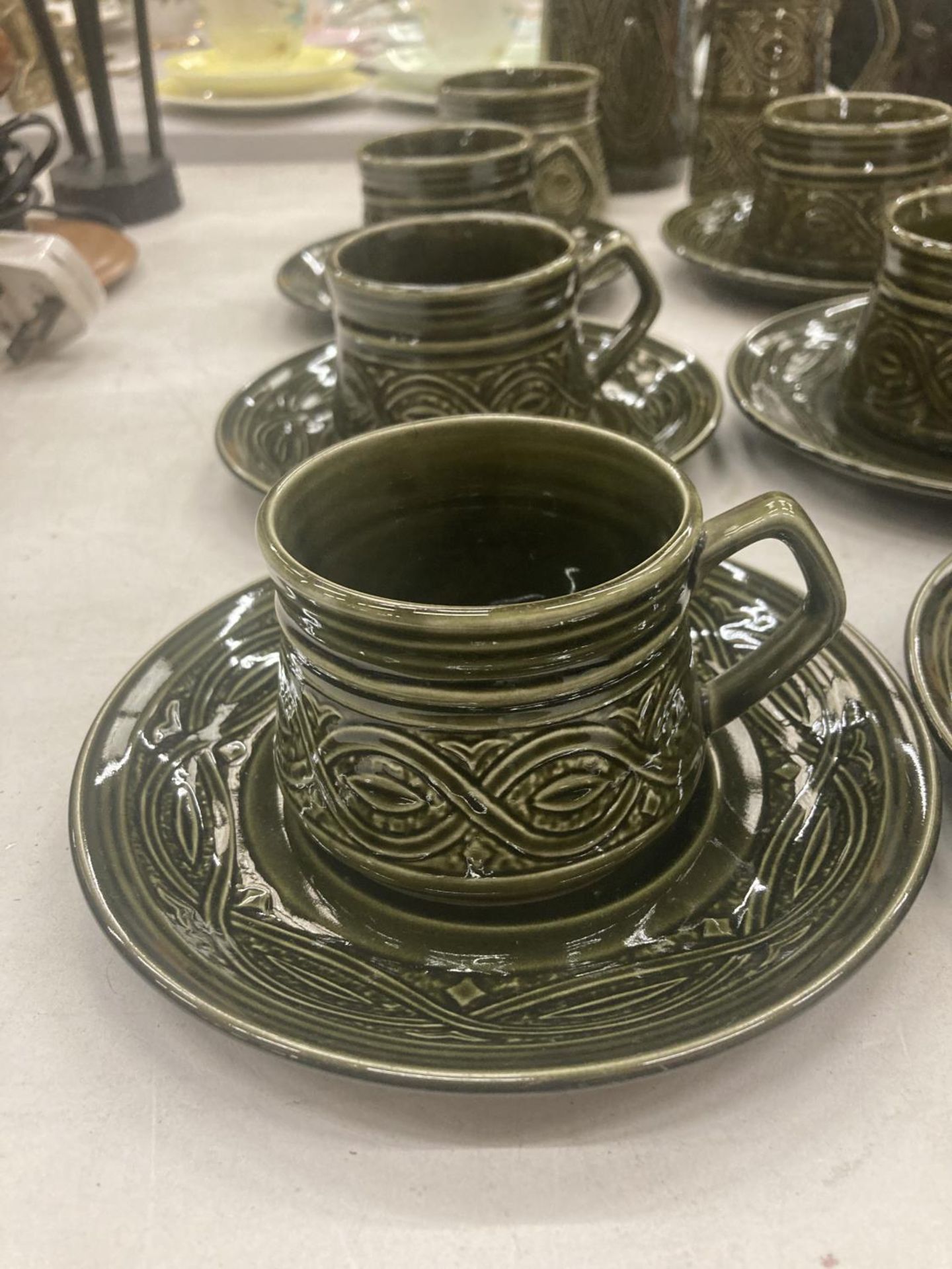 AN ELLGREAVE POTTERY SAXONY DARK GREEN COFFEE SET TO INCLUDE A COFFEE POT, CREAM JUG, SUGAR BOWL, - Image 2 of 4