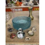 A QUANTITY OF GLASSWARE TO INCLUDE PAPERWEIGHTS, A TEXTURED BLUE BOWL, VASES, SWANS, ETC