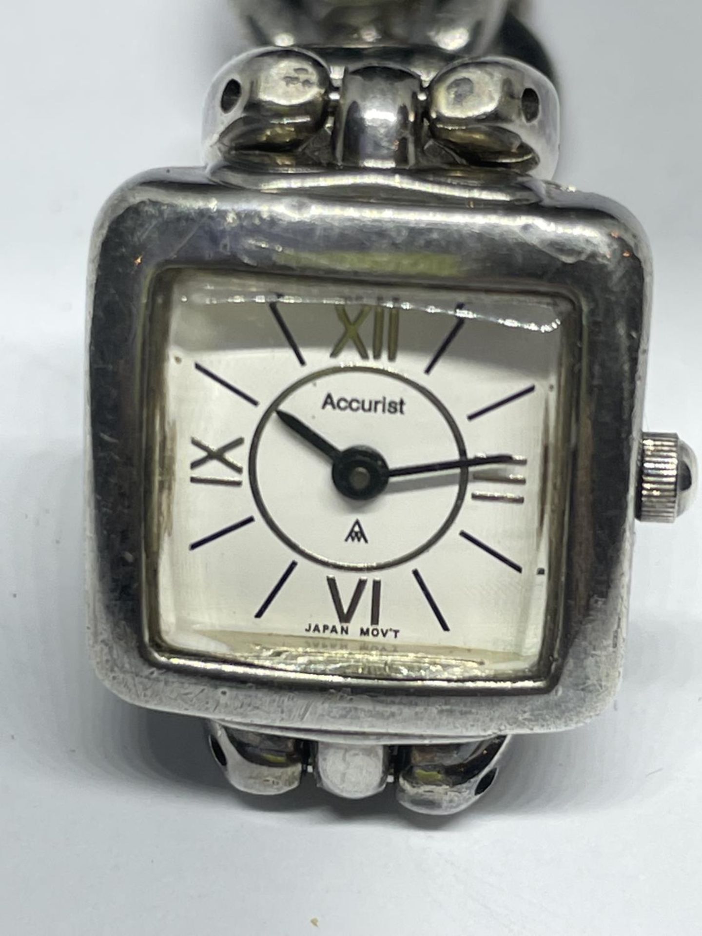 AN ACCURIST SILVER WRIST WATCH - Image 2 of 3