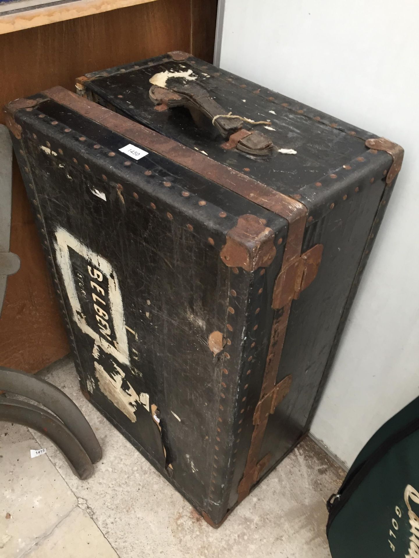 A VINTAGE TRAVEL TRUNK - Image 3 of 4