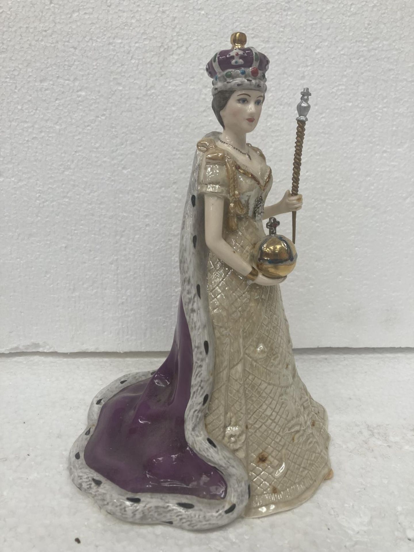 A SPODE FIGURINE OF QUEEN ELIZABETH II - THE DIAMOND JUBILEE 2012 LIMITED EDITION OF 4995 - 24 CM - Image 2 of 7