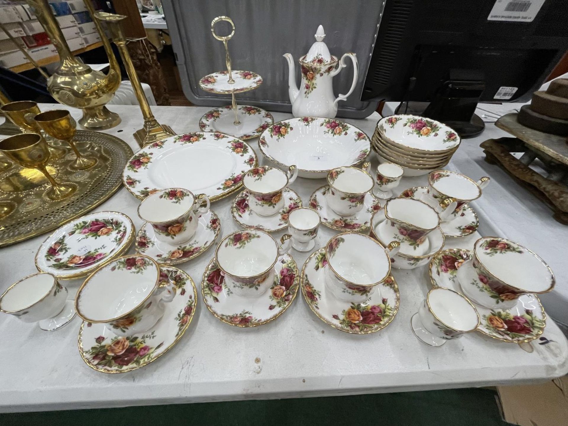 A LARGE COLLECTION OF ROYAL ALBERT OLD COUNTRY ROSES TO INCLUDE A COFFEE SET, CAKE STAND, BOWLS, EGG