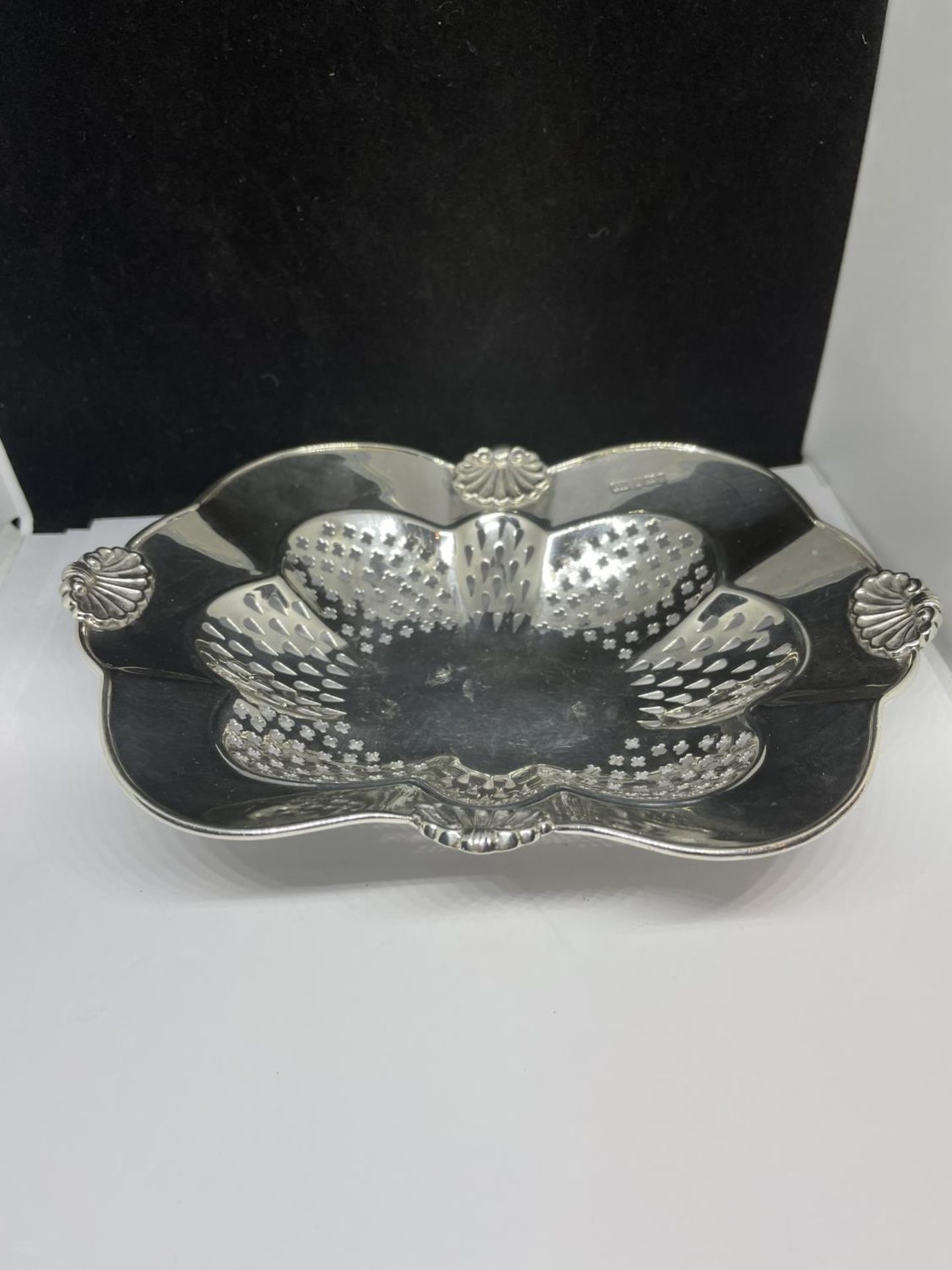 A HALLMARKED SHEFFIELD SILVER BON BON DISH