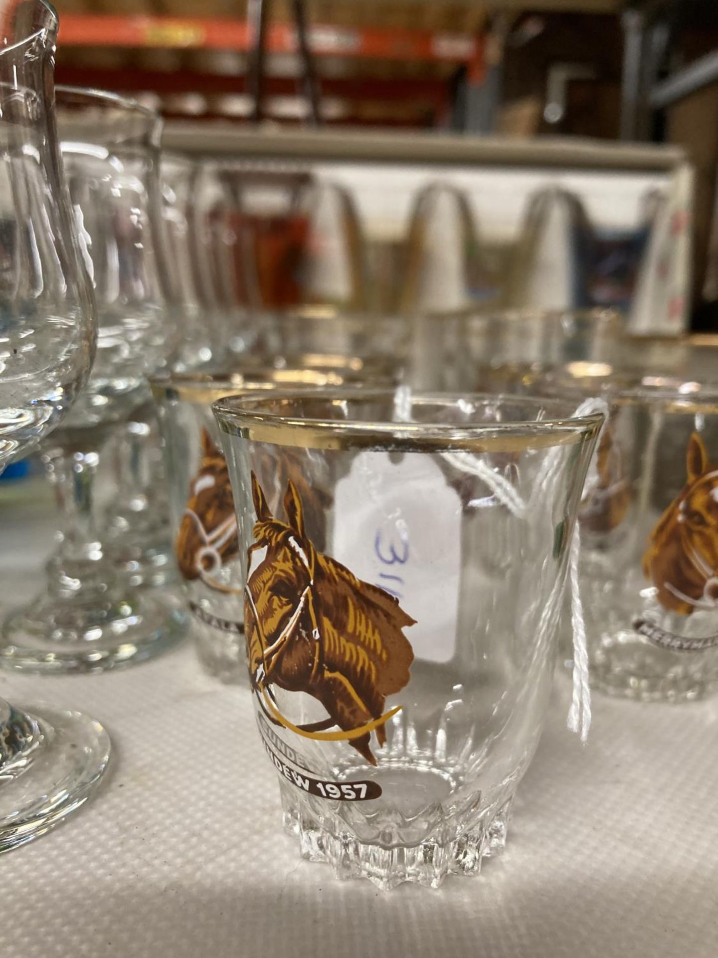 A QUANTITY OF VINTAGE GLASSES TO INCLUDE A BOXED SET OF WINE GLASSES WITH VENICE SCENES PLUS HORSE - Image 3 of 4