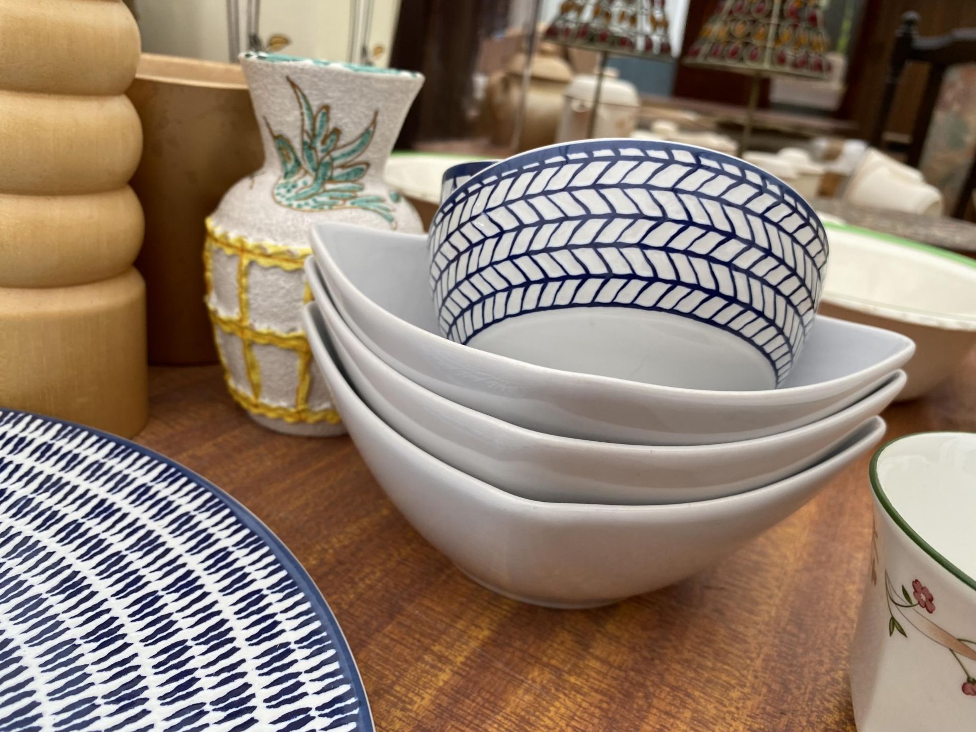 A LARGE ASSORTMENT OF CERAMICS AND GLASS WARE TO INCLUDE A WASH JUG, PLATES AND BOWLS ETC - Image 9 of 11