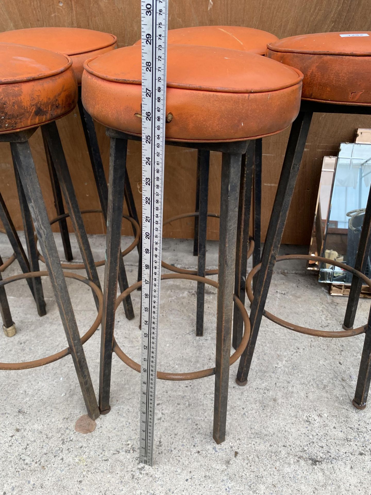 A SET OF SIX RETRO ORANGE BAR STOOLS WITH METAL LEGS - Image 2 of 4