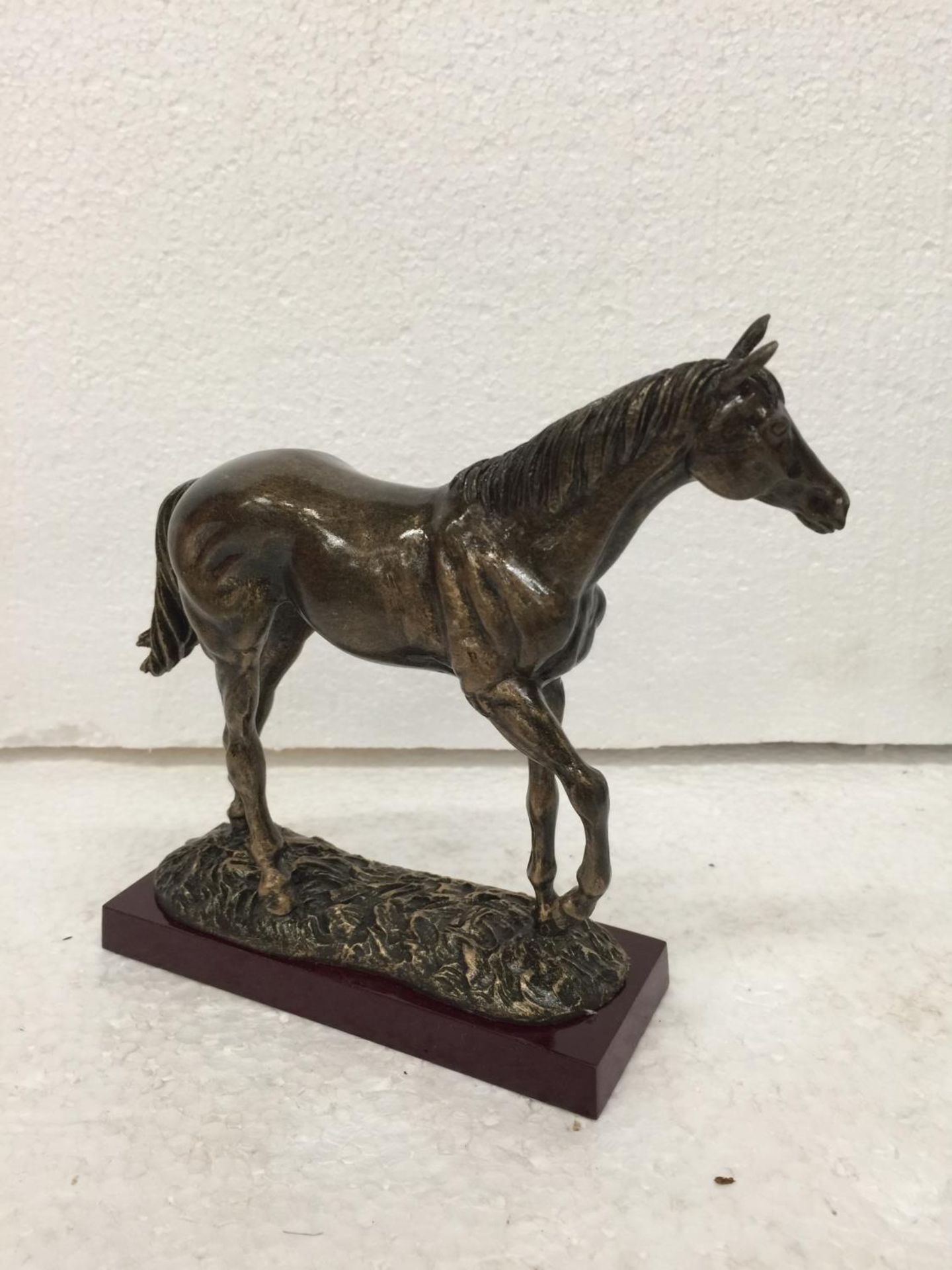 A BOXED RESIN SCULPTURE OF RED RUM RACE HORSE ON WOODEN PLINTH - Image 4 of 5