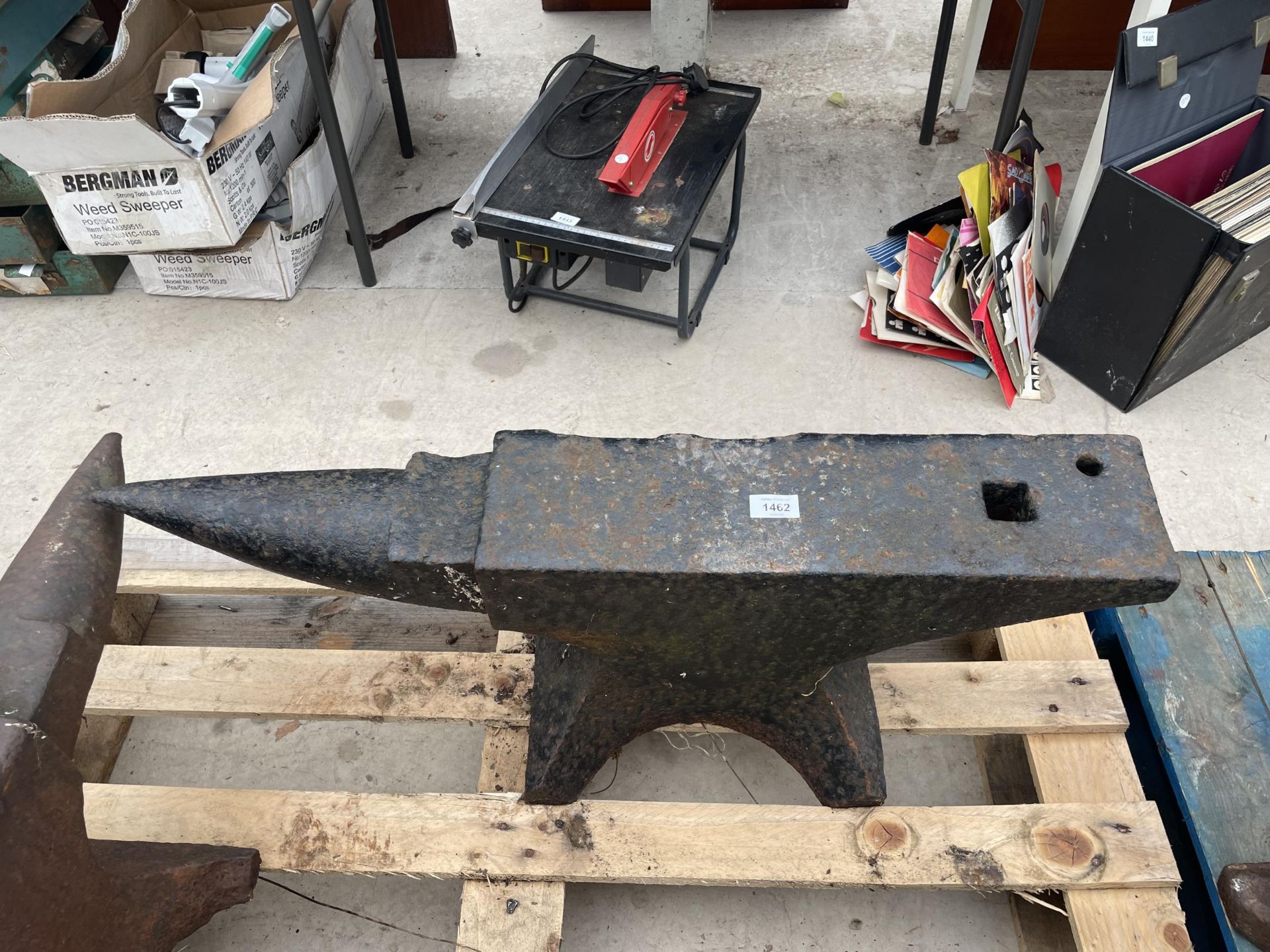 A VINTAGE BLACKSMITHS ANVIL LENGTH 86CM