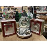 A COLLECTION OF CHRISTMAS ORNAMENTS TO INCLUDE A LARGE SNOW GLOBE, A SNOW SCENE IN A GLASS BELL,