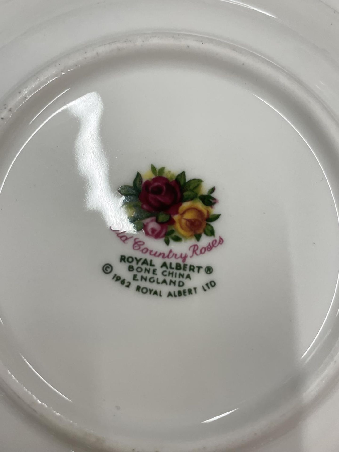 A LARGE COLLECTION OF ROYAL ALBERT OLD COUNTRY ROSES TO INCLUDE A COFFEE SET, CAKE STAND, BOWLS, EGG - Image 6 of 6