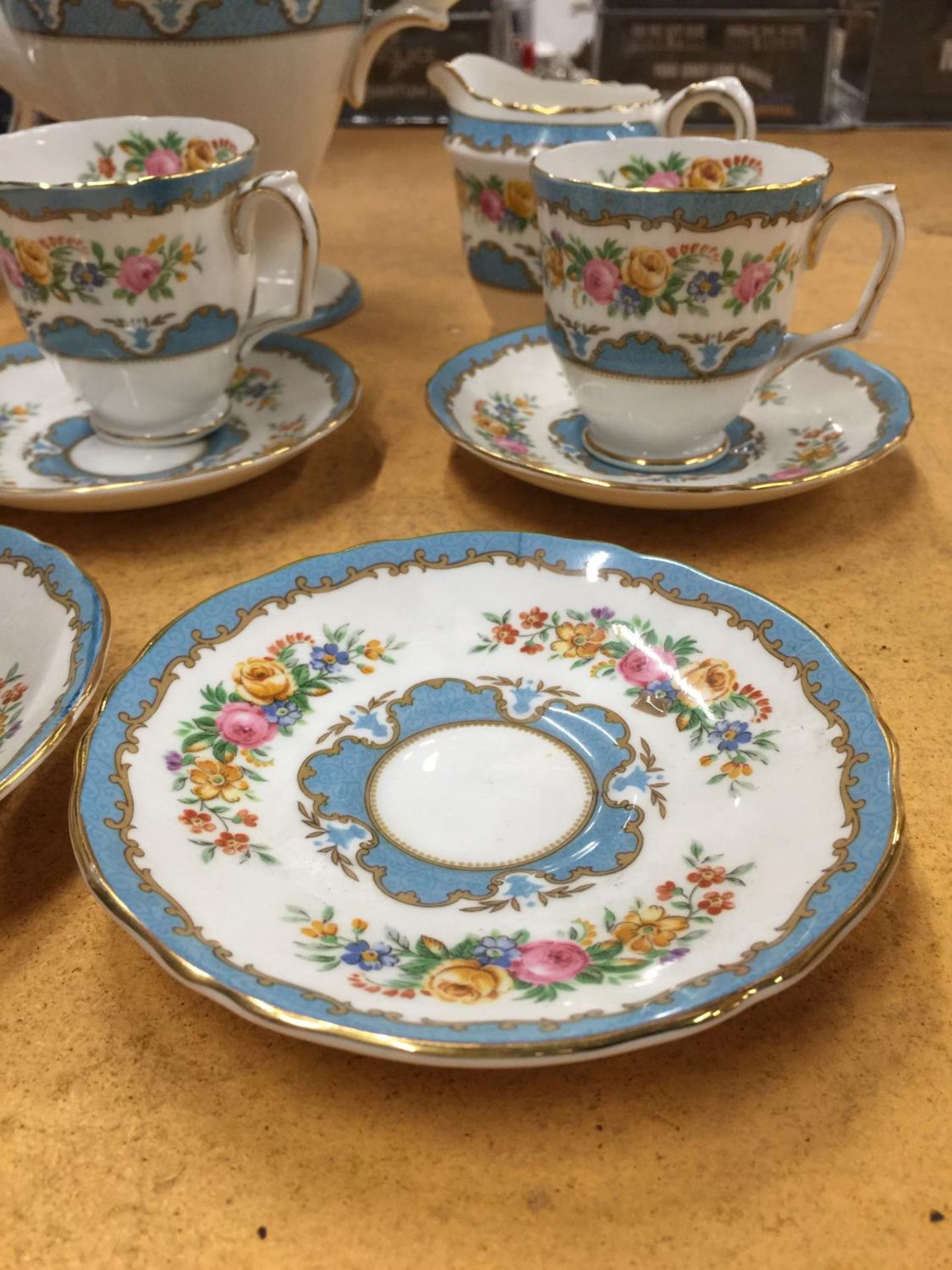 A CROWN STAFFORDSHIRE COFFEE SET IN A BLUE AND FLORAL PATTERN TO INCLUDE A COFFEE POT, CREAM JUG, - Image 3 of 4