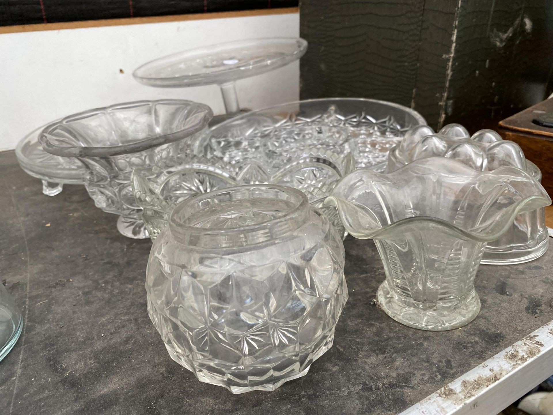 AN ASSORTMENT OF GLASS WARE TO INCLUDE A CAKE STAND AND TRINKET DISHES ETC - Image 2 of 3