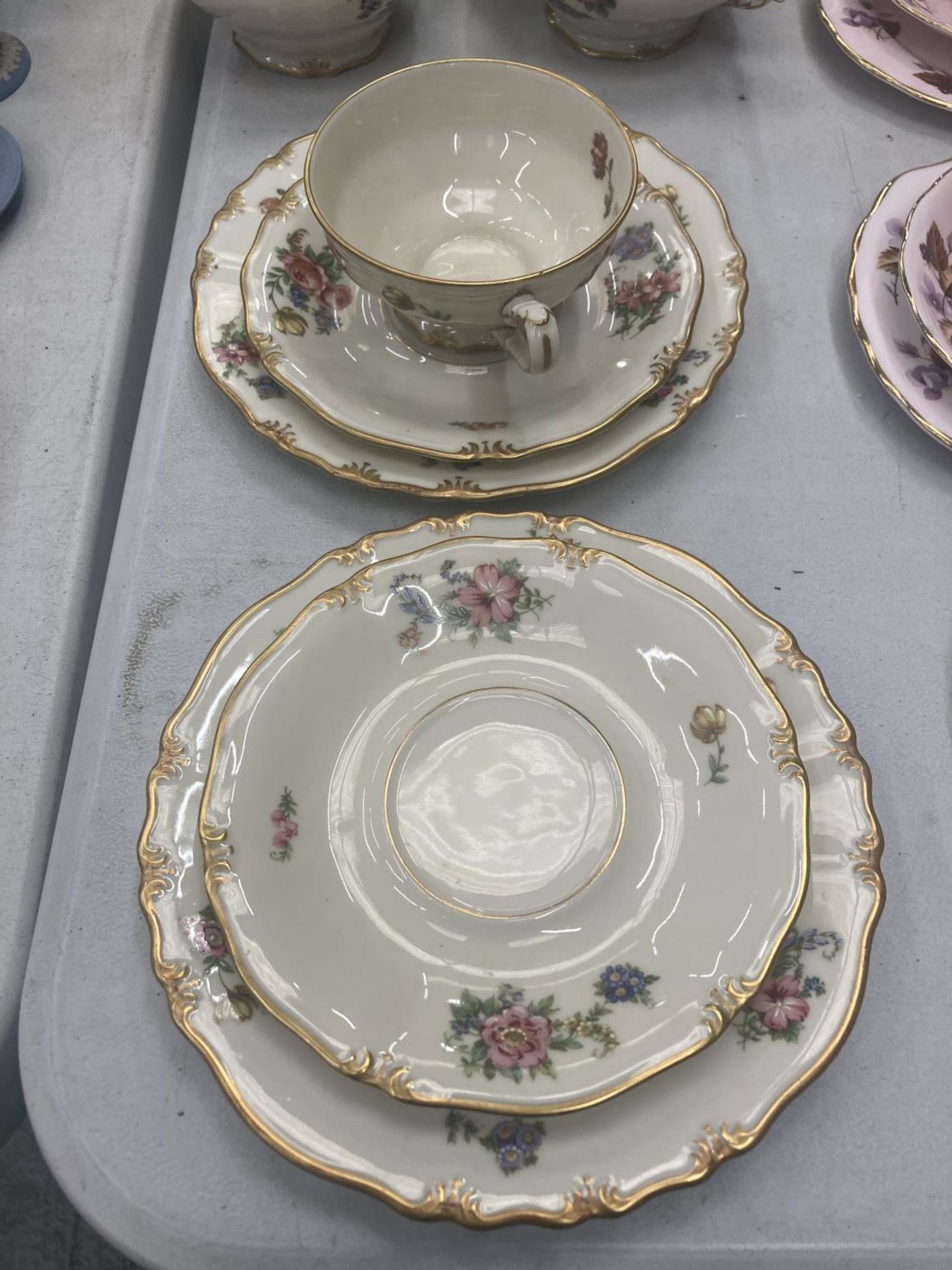 A PIRKEN HAMMER TEASET WITH A DELICATE FLORAL DESIGN WITH GILT RIMS TO INCLUDE A TEAPOT, CREAM - Image 5 of 5