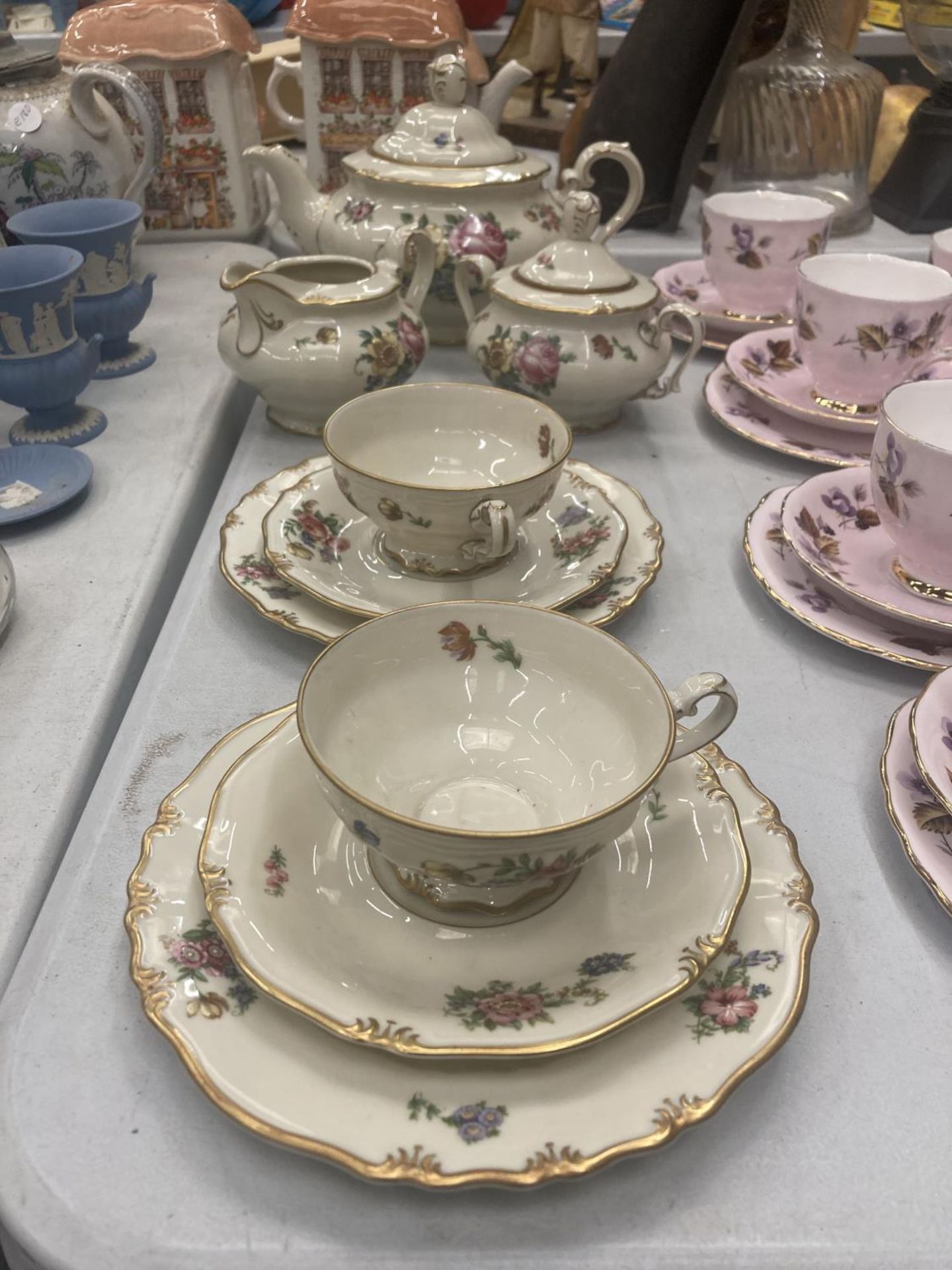 A PIRKEN HAMMER TEASET WITH A DELICATE FLORAL DESIGN WITH GILT RIMS TO INCLUDE A TEAPOT, CREAM