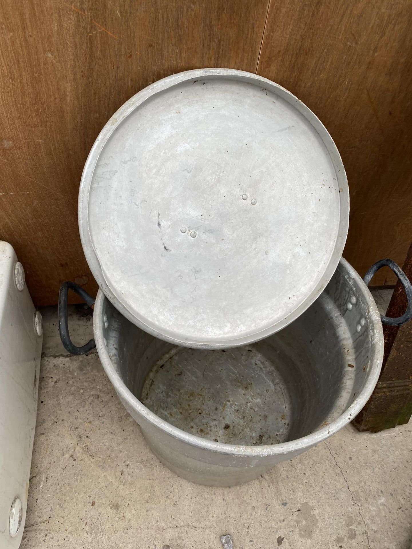 A LARGE ALUMINIUM COOKING POT WITH LID - Image 3 of 3