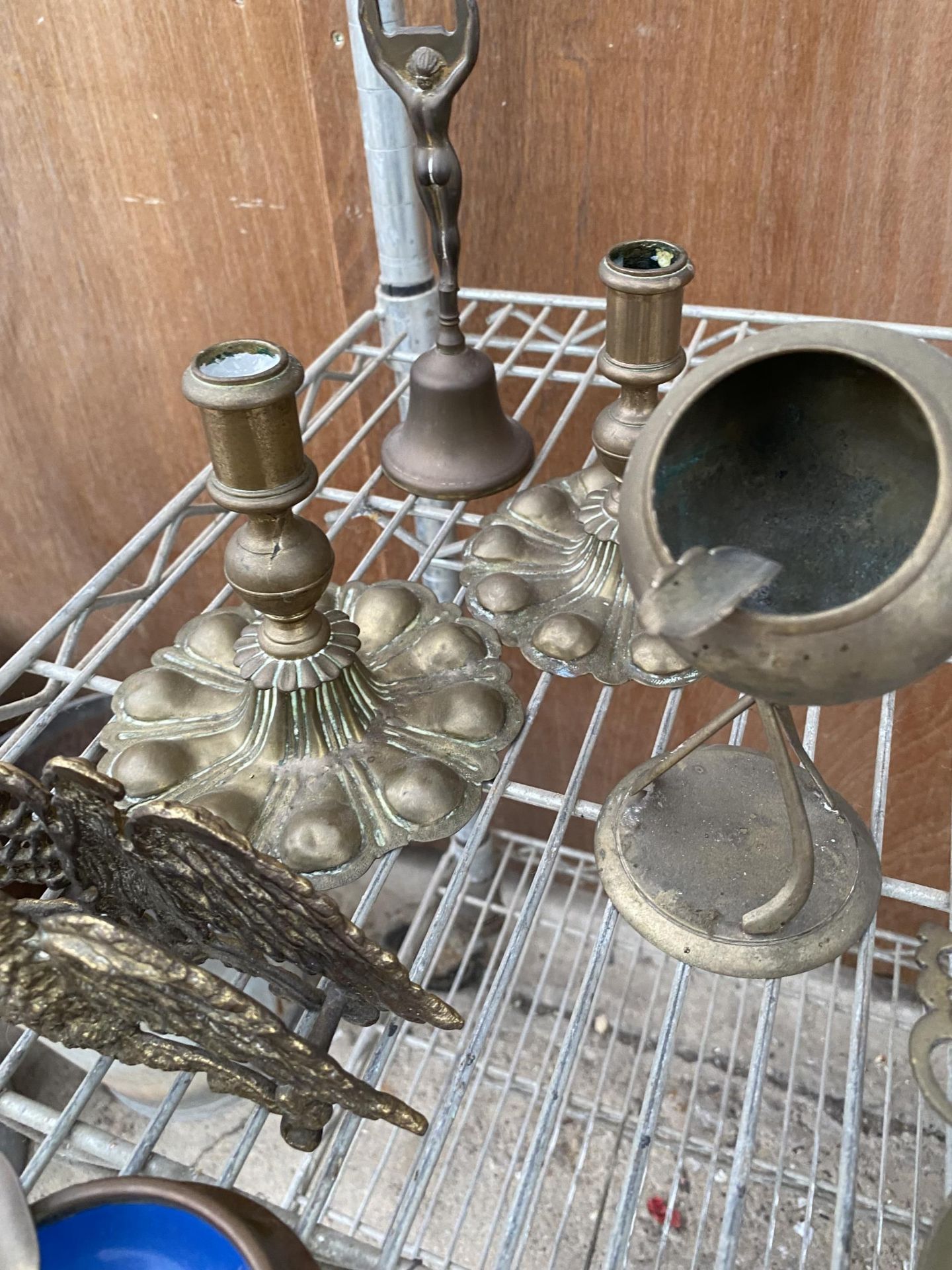 AN ASSORTMENT OF ITEMS TO INCLUDE CANDLESTICKS, A BRASS BELL AND AN ASHTRAY ETC - Image 5 of 5