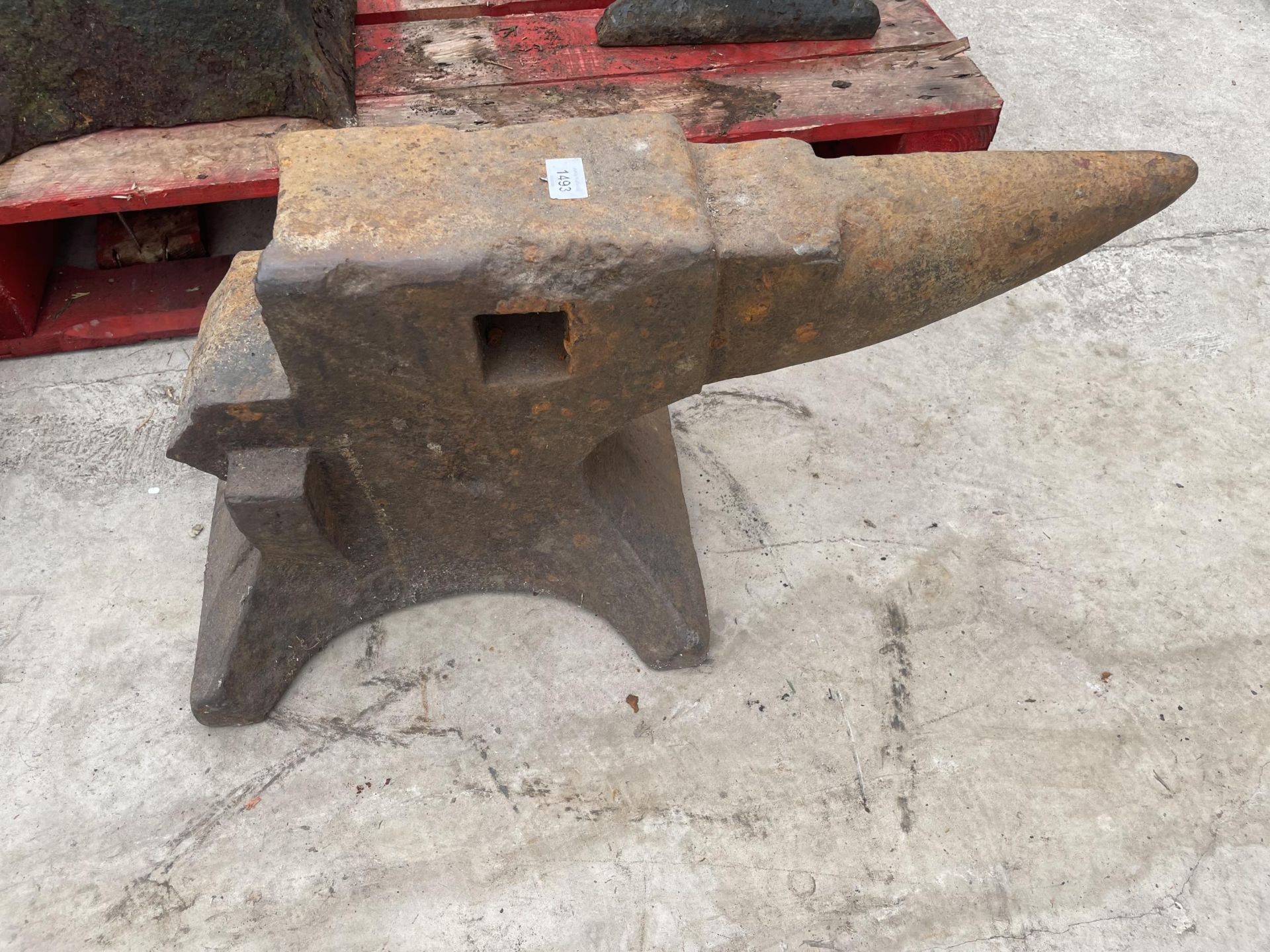 A HEAVY CAST IRON BLACKSMITHS CHAIN MAKERS ANVIL