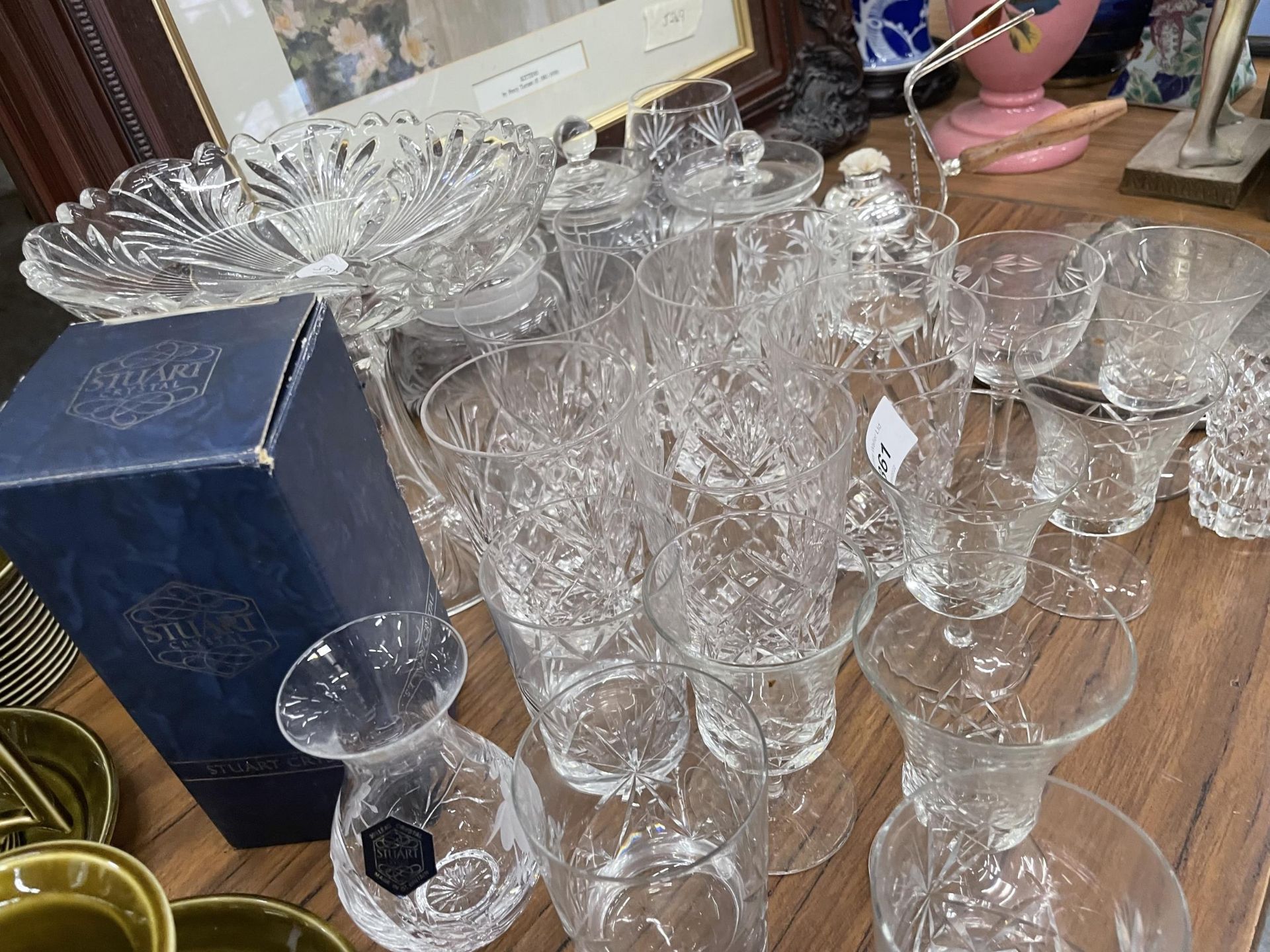 A QUANTITY OF CLEAR GLASSES TO INCLUDE SHERRY, WINE, TUMBLERS, JARS, A CAKE STAND, ETC - Image 3 of 3
