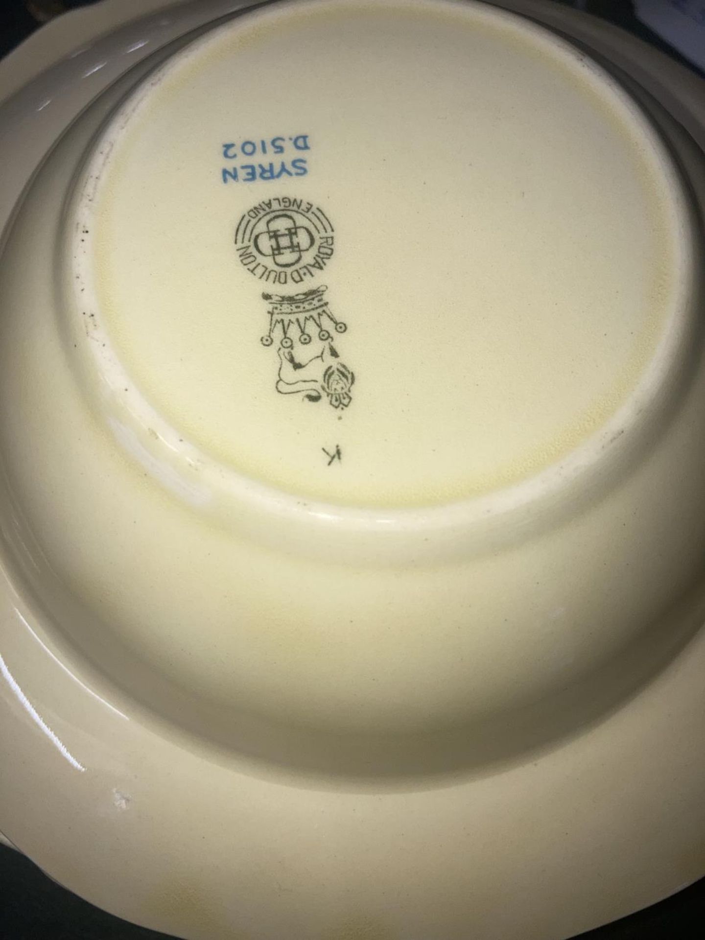 A QUANTITY OF ROYAL DOULTON 'SYREN' PATTERN NO. D.5102 BOWLS WITH 'CLARICE CLIFF' STYLE PATTERN - Image 3 of 3