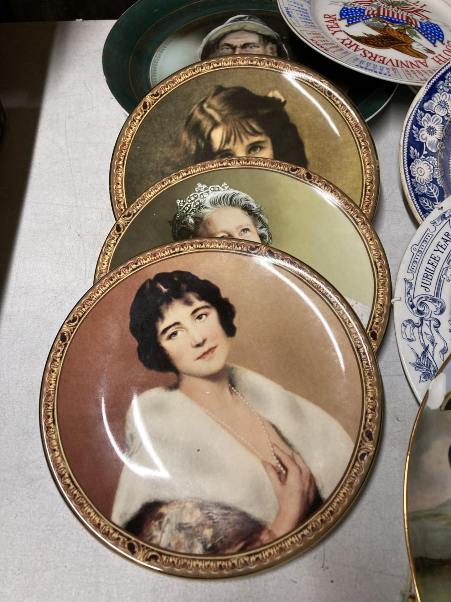 A QUANTITY OF COLLECTABLE PLATES TO INCLUDE THE QUEEN MOTHER SERIES, HORATIO NELSON, ETC - Image 2 of 5