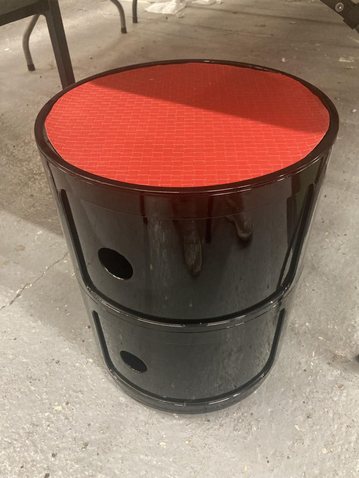 A VINTAGE STYLE RETRO BLACK CYLINDRICAL STOOL WITH TWO SLIDE DRAWER CUPBOARDS AND A RED SEAT - Image 2 of 5