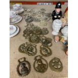 A QUANTITY OF VINTAGE HORSE BRASSES