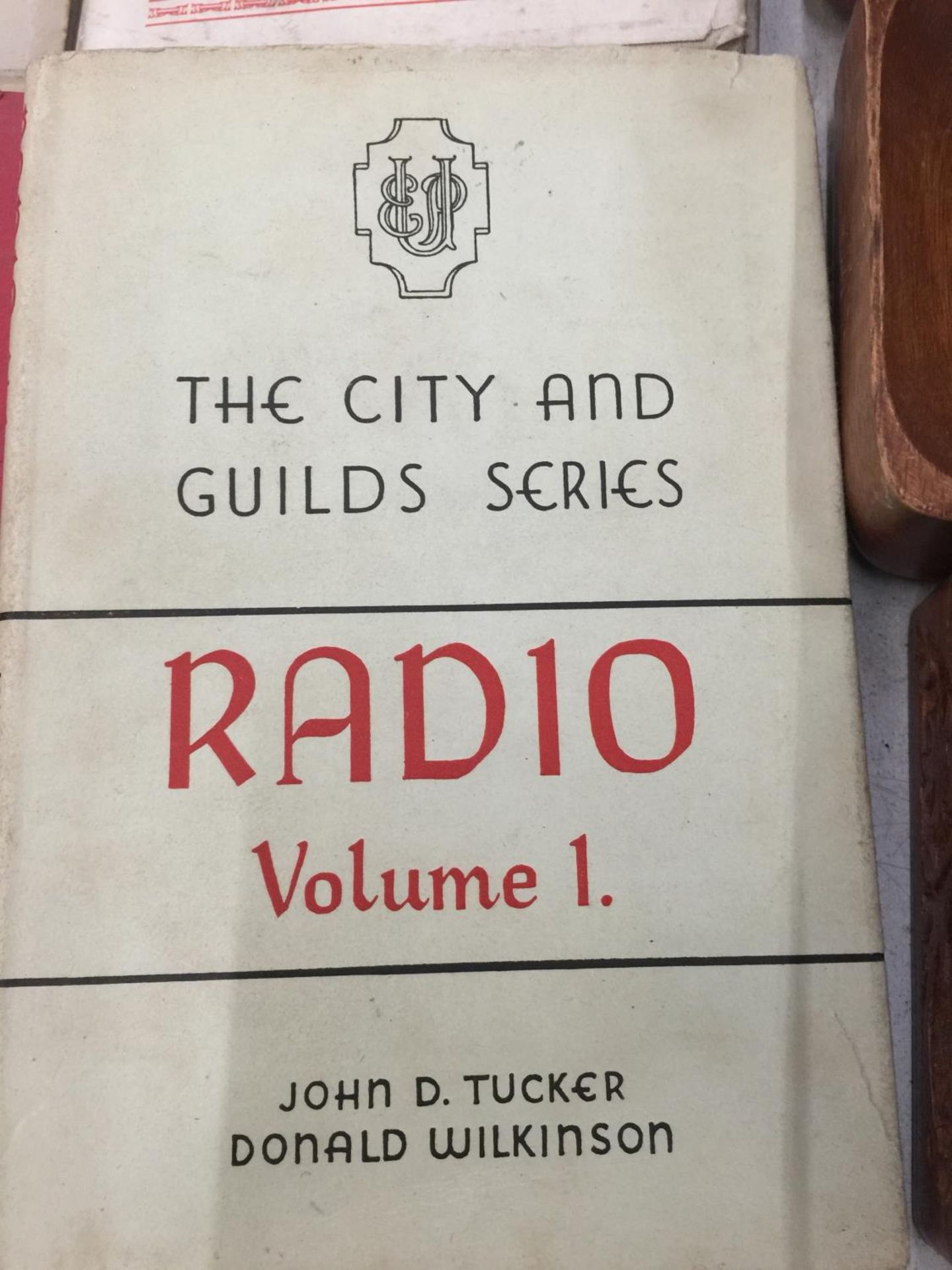 FIVE 1940'S ELECTRICAL BULLERS MANUALS, RADIO BOOKS, 1968 INCH VALVE BOOK, ETC - Image 4 of 9