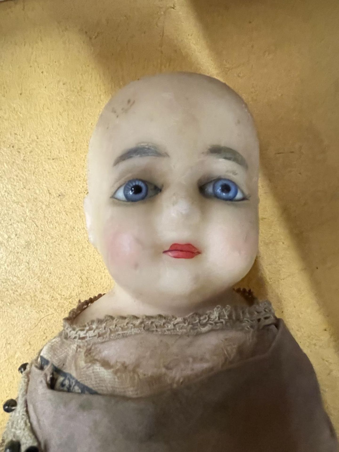 A VICTORIAN DOLL IN PERIOD COSTUME WITH A WAX HEAD, STRAW/HORSEHAIR BODY, PLASTER ARMS AND LOWER - Image 3 of 6