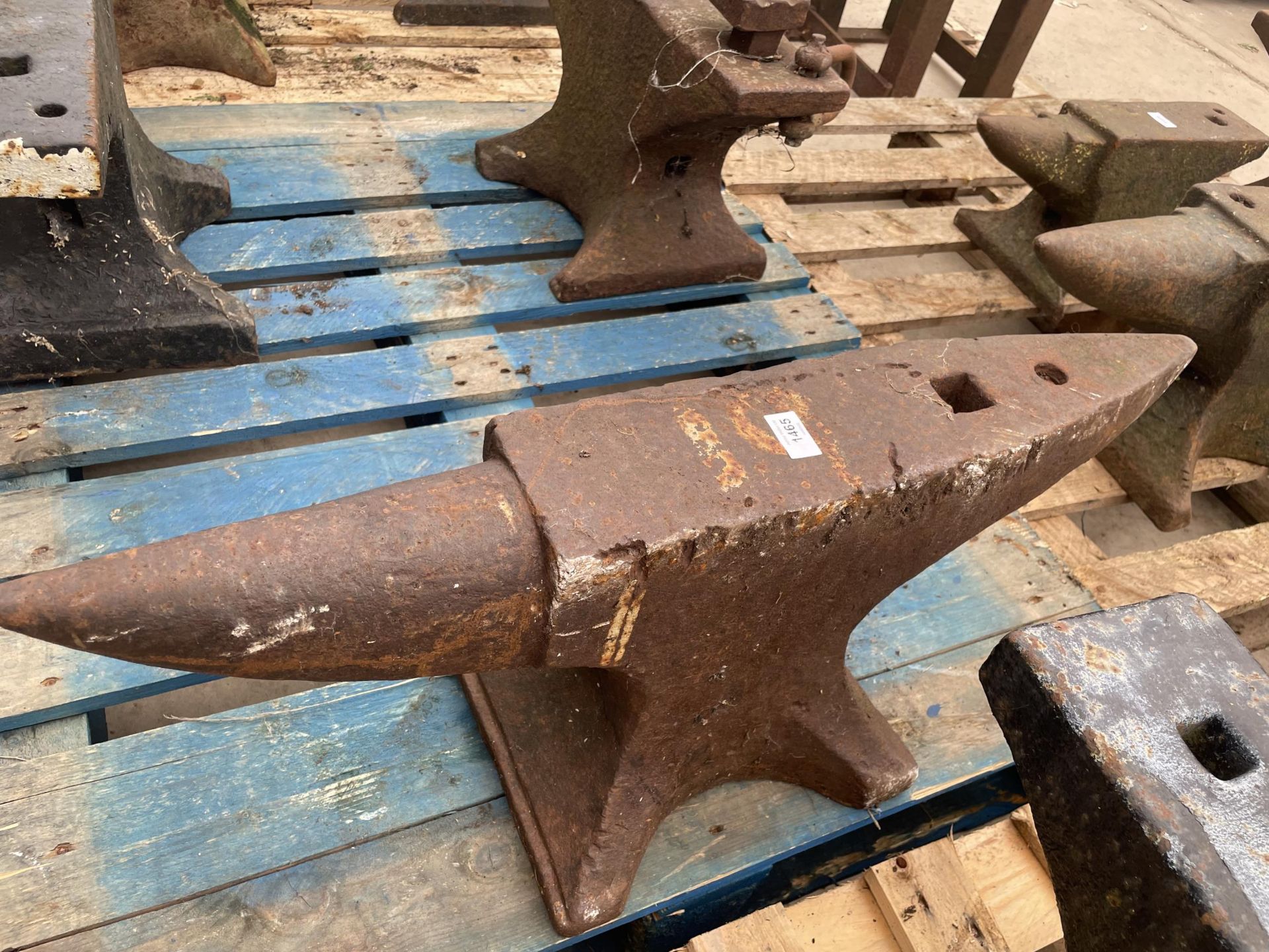 A VINTAGE BLACKSMITHS ANVIL LENGTH 79CM - Image 3 of 3