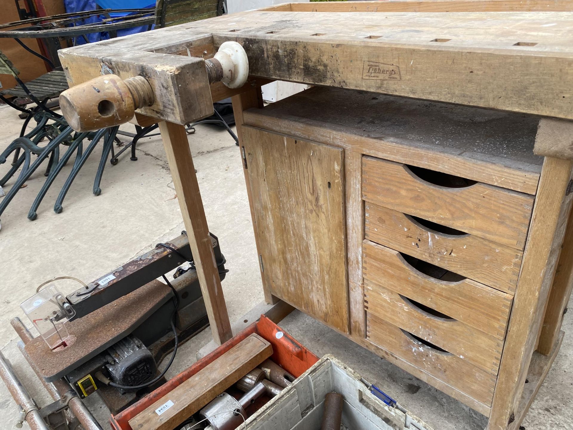 A VINTAGE WOODEN WORK BENCH WITH VICE AND FIVE DRAWERS, BEARING THE STAMP 'RJHBERGS' - Image 5 of 6