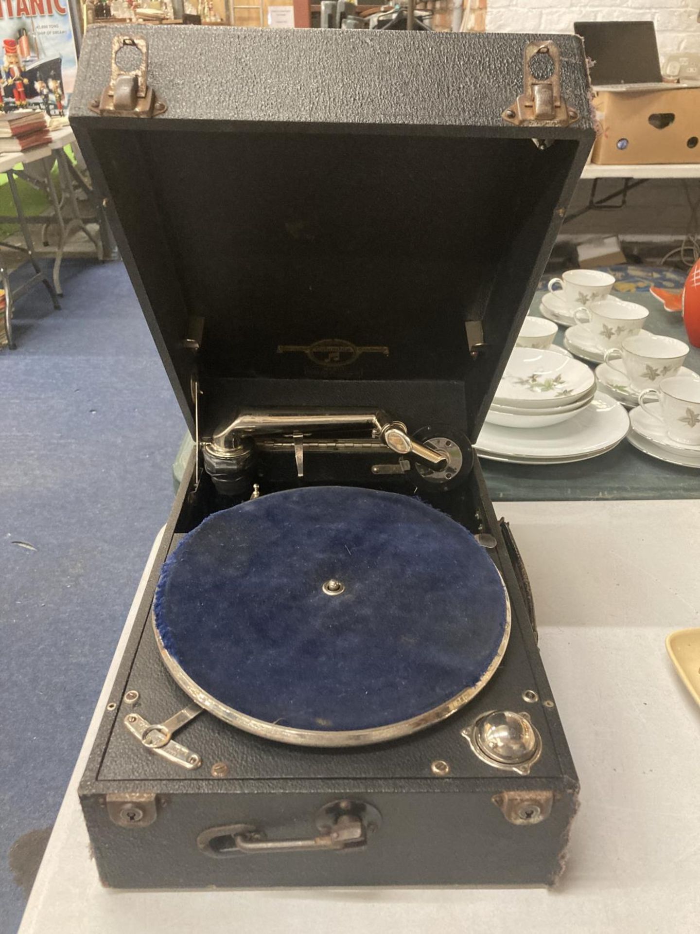 A VINTAGE COLUMBIA CASED WIND UP GRAMOPHONE