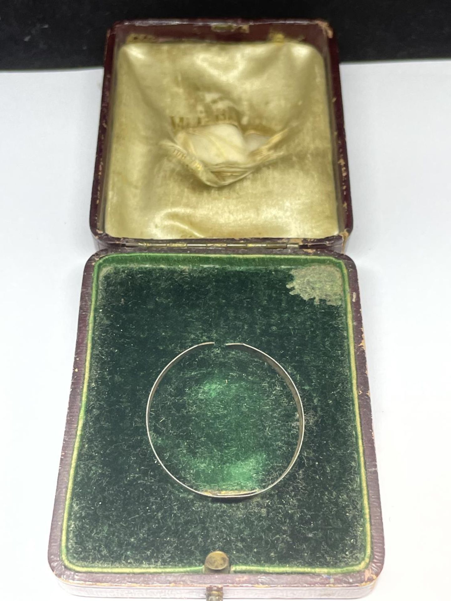 AN 18CT GOLD TOP WIND POCKET WATCH WITH WHITE ENAMELLED DIAL AND GOLD HANDS, WITH ORIGINAL BOX - Image 7 of 7