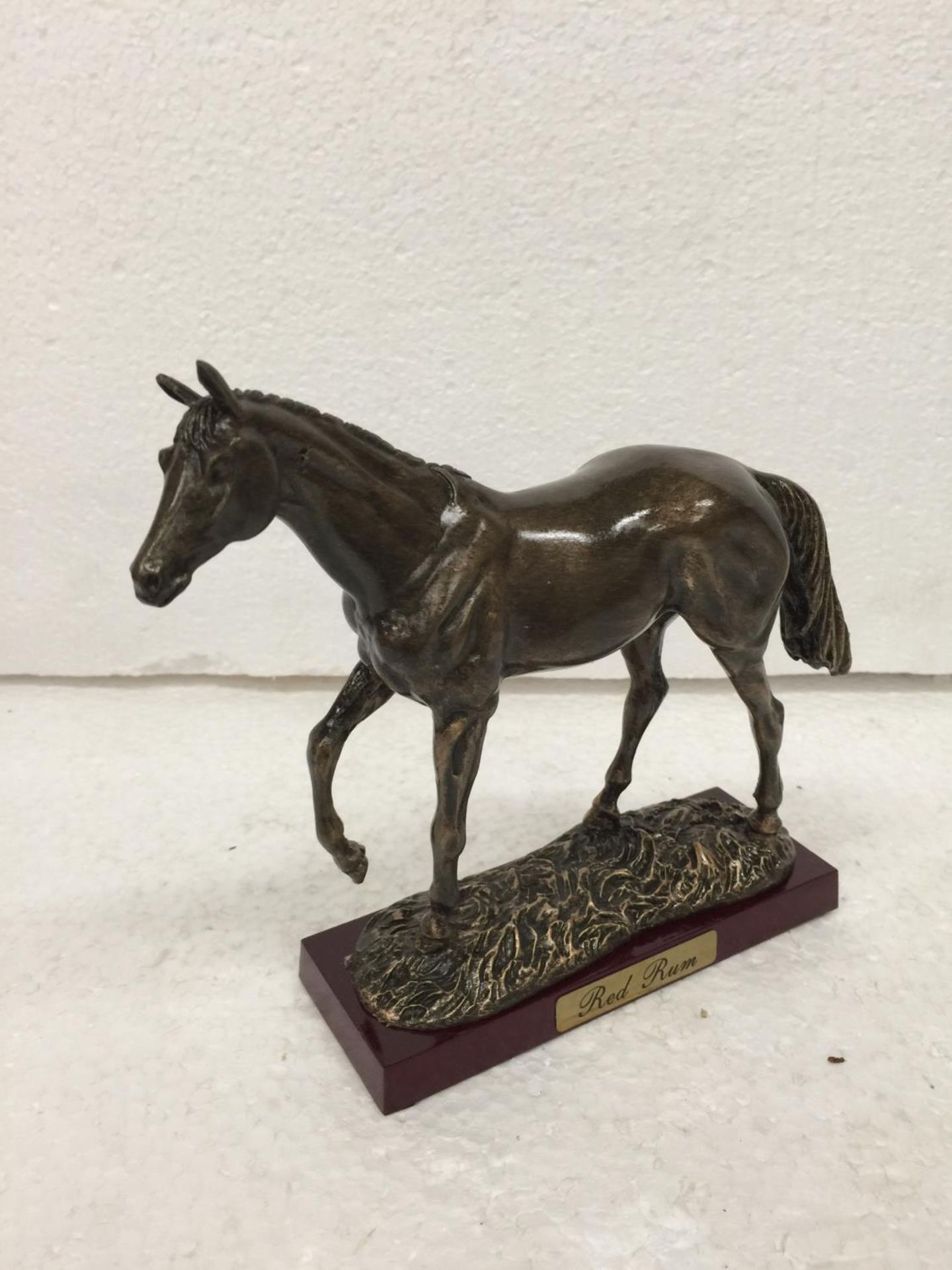 A BOXED RESIN SCULPTURE OF RED RUM RACE HORSE ON WOODEN PLINTH - Image 2 of 5