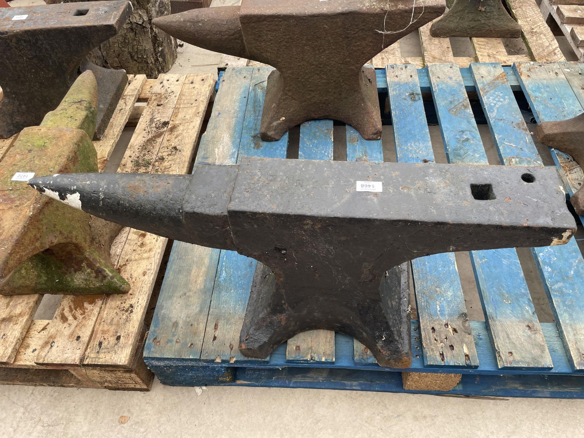 A VINTAGE BLACKSMITHS ANVIL LENGTH 84CM - Image 3 of 3