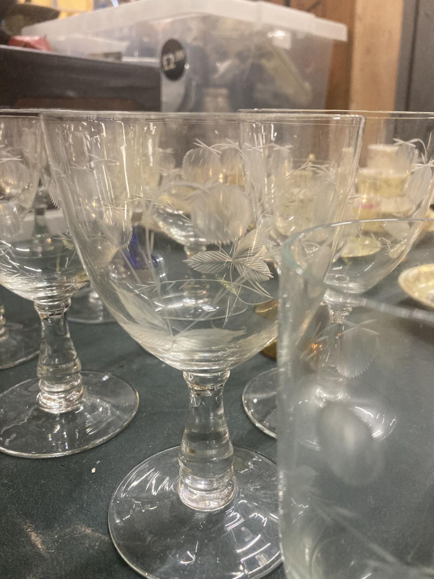 A QUANTITY OF ETCHED GLASSES TO INCLUDE WINE, SHERRY, TUMBLERS, ETC - Image 3 of 3
