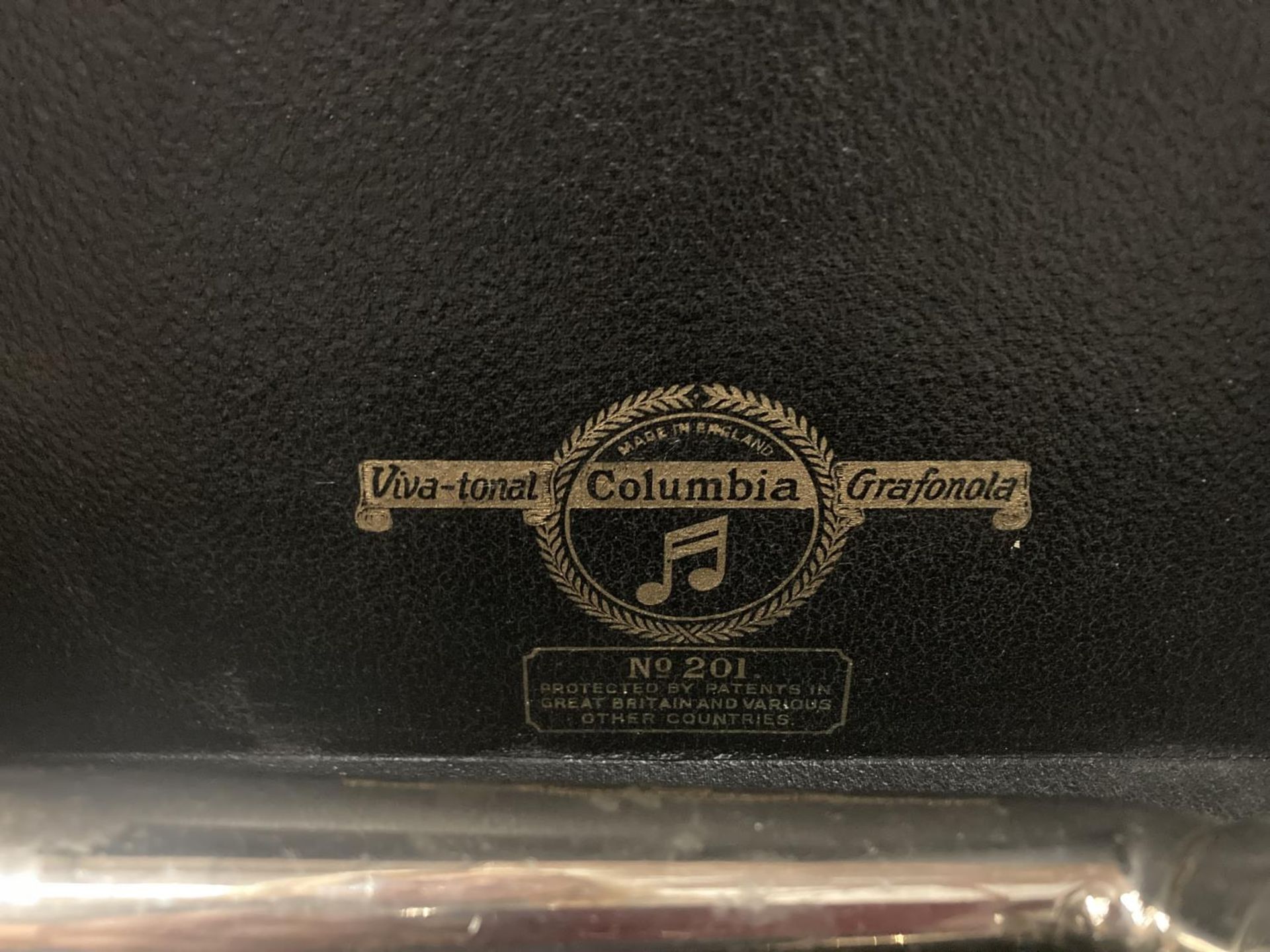 A VINTAGE COLUMBIA CASED WIND UP GRAMOPHONE - Image 3 of 6