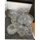 AN ASSORTMENT OF GLASS WARE TO INCLUDE A CAKE STAND AND TRINKET DISHES ETC