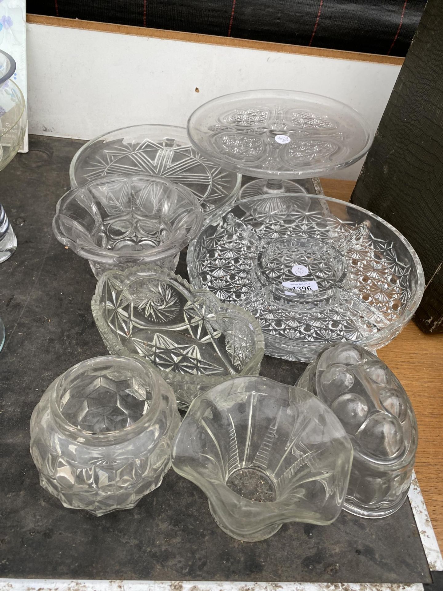 AN ASSORTMENT OF GLASS WARE TO INCLUDE A CAKE STAND AND TRINKET DISHES ETC