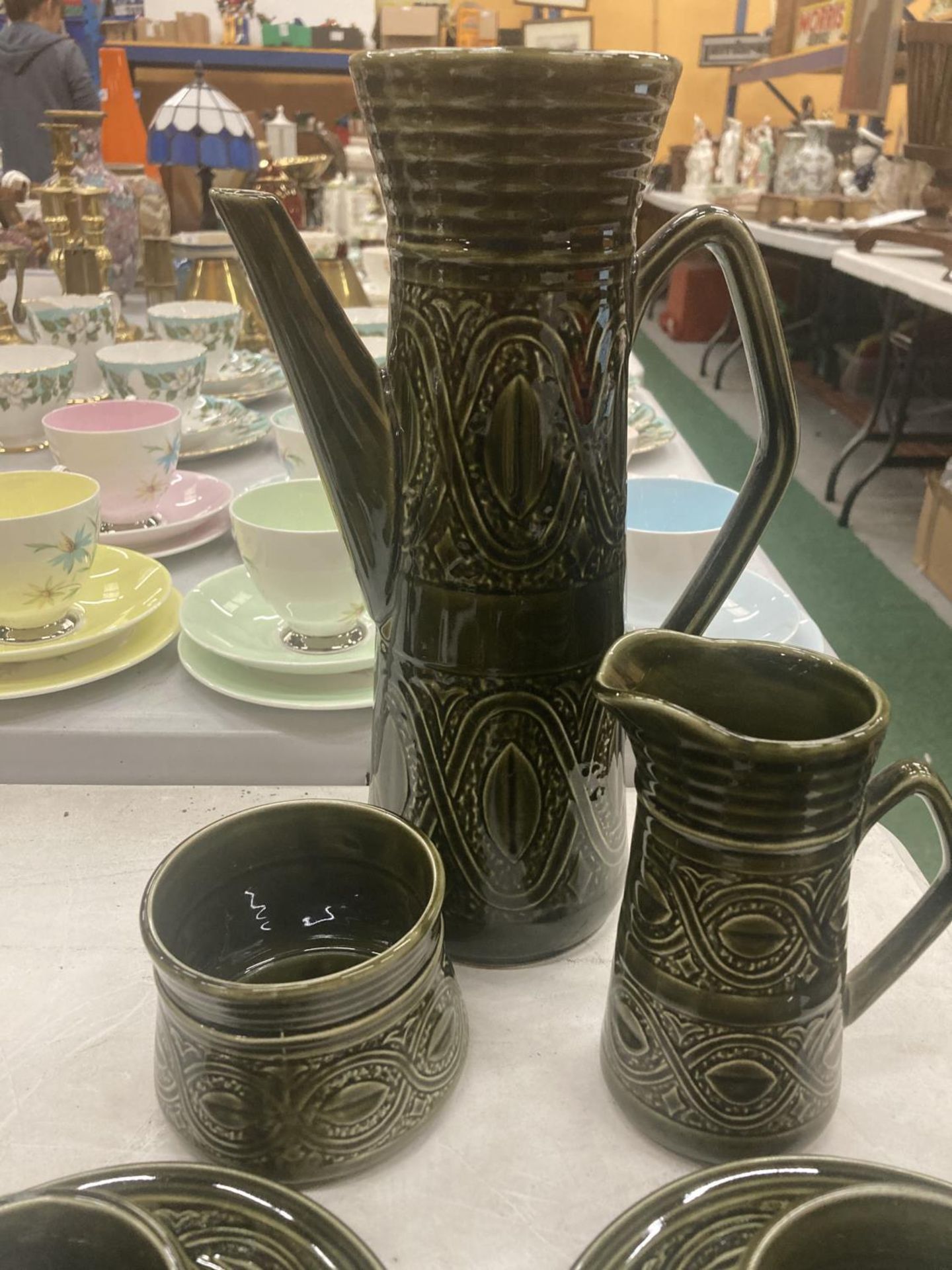 AN ELLGREAVE POTTERY SAXONY DARK GREEN COFFEE SET TO INCLUDE A COFFEE POT, CREAM JUG, SUGAR BOWL, - Image 3 of 4