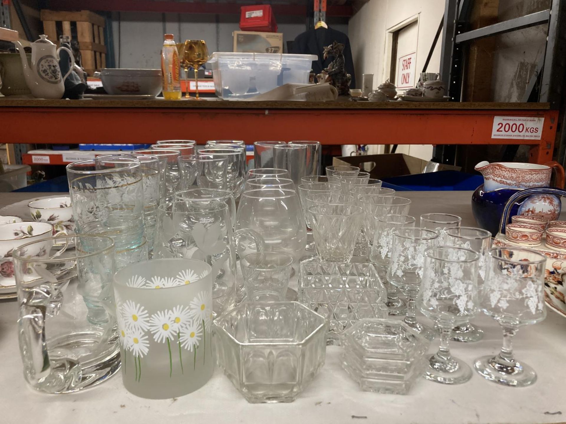 A LARGE QUANTITY OF GLASSES TO INCLUDE WINE, SHERRY, PORT, TUMBLERS, TANKARDS, ETC