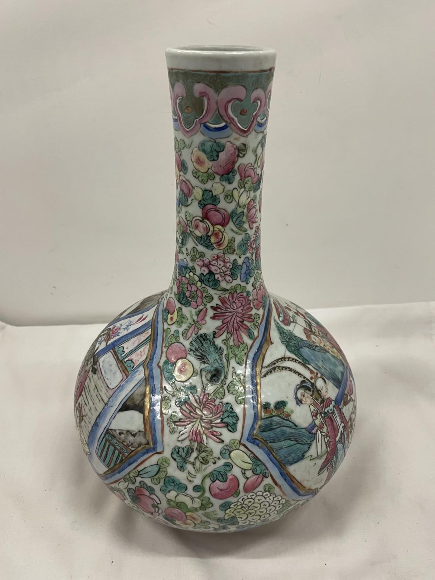 A CANTON HANDPAINTED BULBOUS VASE - Bild 2 aus 4