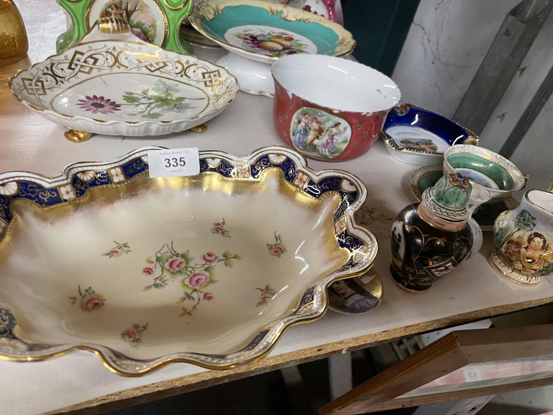 A QUANTITY OF CERAMIC ITEMS TO INCLUDE BOWLS, A MANTLE CLOCK, CAKE STAND, MINIATURES, ETC - Image 2 of 4