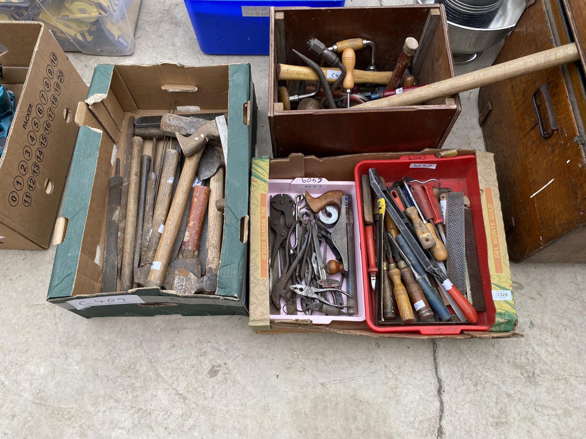 A LARGE ASSORTMENT OF VINTAGE HAND TOOLS TO INCLUDE A PLANE, RASPS, BRACE DRILLS AND PLIERS ETC